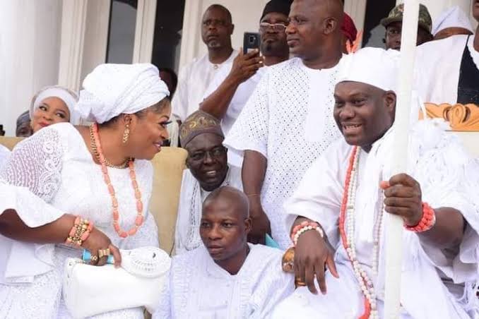 ILE-IFE ROCKS AS OONI ADEYEYE GIVES OUT CAR, MILLIONS TO PALACE WORKERS TO MARK 7 ROYAL YEARS
